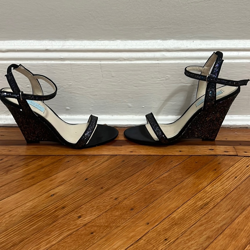 Women’s NWOT Blue By Betsey Johnson Embellished Blue Wedge Heel Size 8